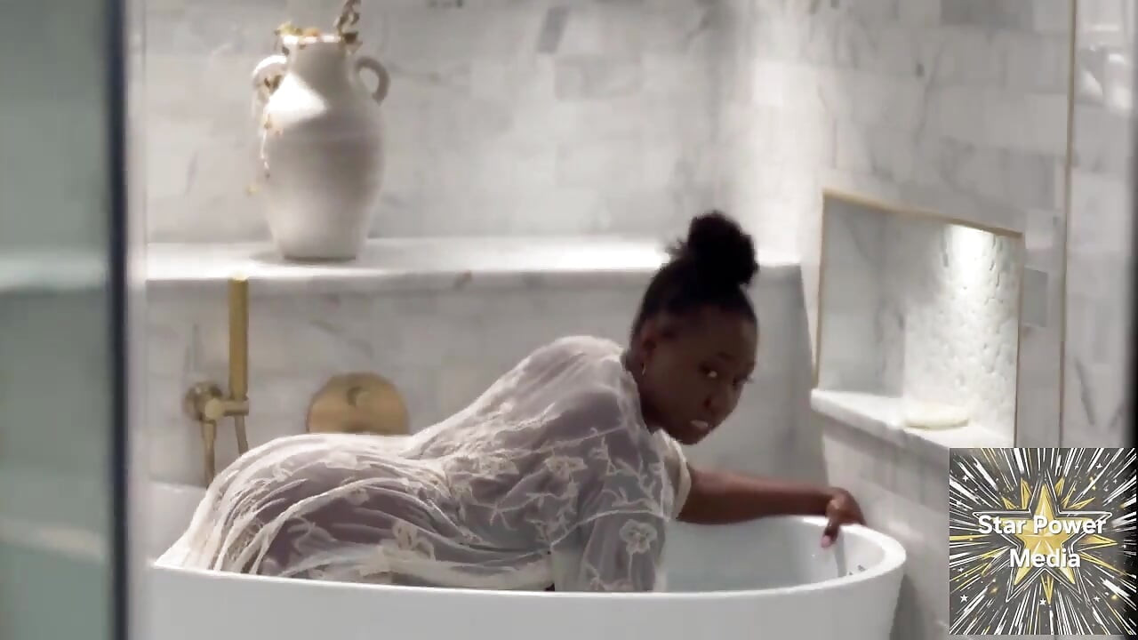 Sultry Soak: Niegrzeczny Bath Giana złośliwiec