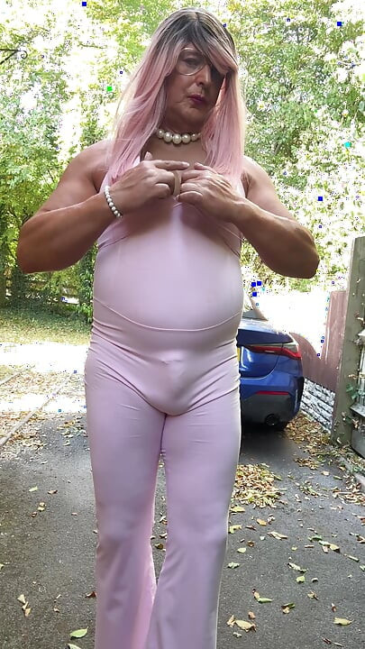 Crossdresser kellycd2022 u ružičastom kombinezonu i štiklama