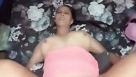 Ibu tiri yang putus asa ini rela ngentot sama bapak kos untuk bayar uang kos