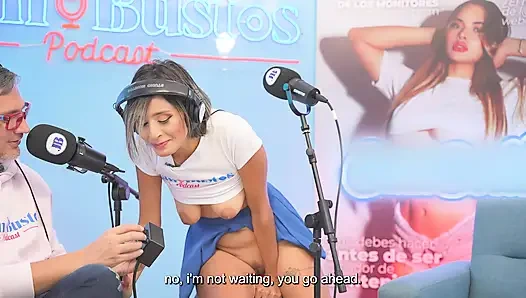 Нимфа Gigidamesco кричит от удовольствия: ее киска пропитана машиной для траха