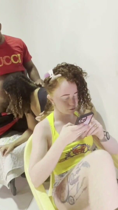 MY WIFE GOES TO THE SALON AND I TAKE ME TO FUCK THE HAIRDRESSER SHE DOESN'T EVEN NOTICE | Clip 1