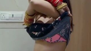 Indisches Mädchen Möpse zeigen in der Dusche