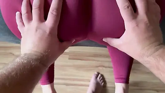 Spor salonu antrenman pantolonlarında mükemmel göt