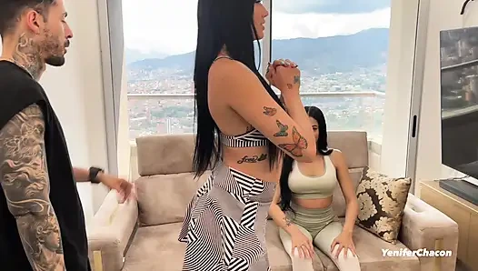 İki ateşli Venezuelalı kız kişisel antrenörlerini sikiyor