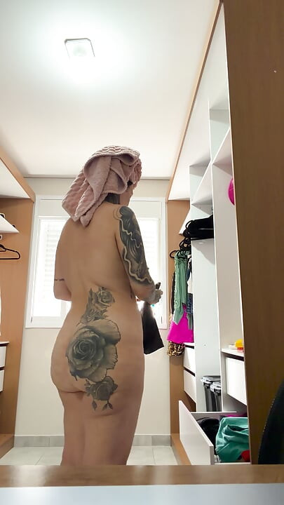 Neighbor catches lady dna in her moment of beauty and discovers something shocking