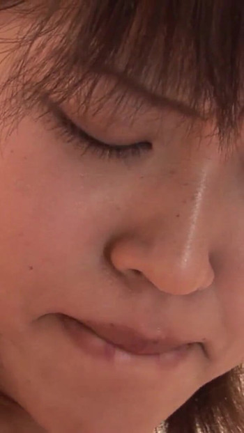 Powerful moment from "Fussballtrainer nimmt Asiatische Spielerinnen hart ran"