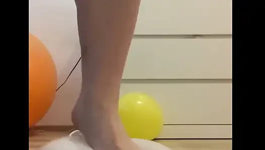 Füße und Ballons zermalmen