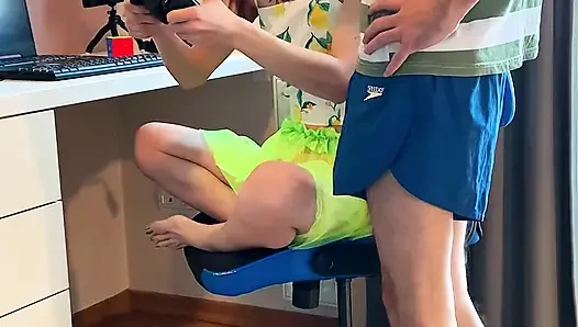 Der stiefvater verwechselt seine stieftochter versehentlich mit einer ehefrau, die seine stieftochter schwanger lässt.
