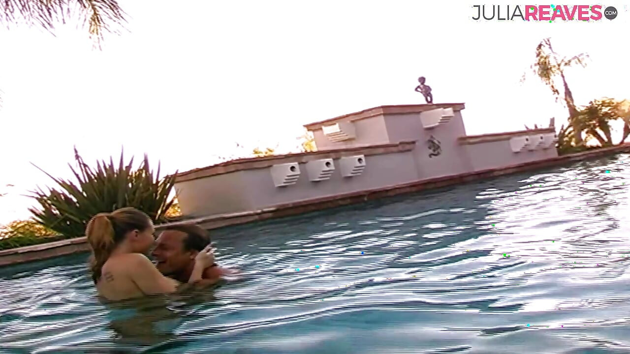 Kočička saje obrovského ptáka a pak je tvrdě ošukána před bazénem