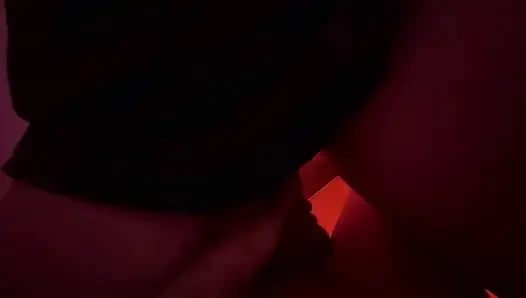 Рыжеволосая танцующая на вечеринке заканчивается тем, что я в ванной ночного клуба