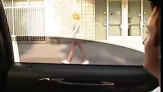 Genç kız zengin adam tarafından limuzinde sikiliyor