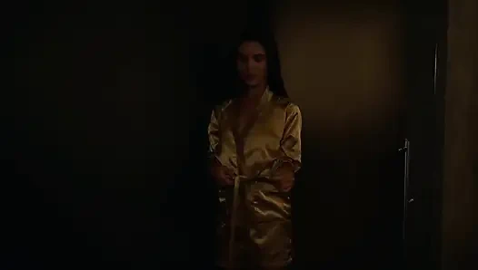 Ich reibte den rücken meines liebhabers unter der dusche und er nahm mich auf und fickte