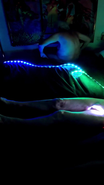 Dua eksperimen pencahayaan - Satu dengan Ultraviolet, Yang Lain Dengan Bogel LED | Klip 2
