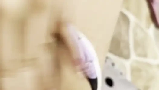 Wanita ini menunggu semua orang keluar rumah supaya dia bisa pergi ke teras rumah dan masturbasi memek merah mudanya sepuasnya.