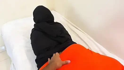 Büyük götlü genç 18 yaşındaki Müslüman üvey kız kardeş ailesi evde yokken üvey oğlu tarafından sikiliyor!