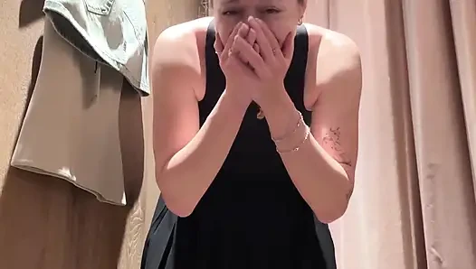 Кончаю жестко в раздевалке!! Надеюсь, меня не застукали!