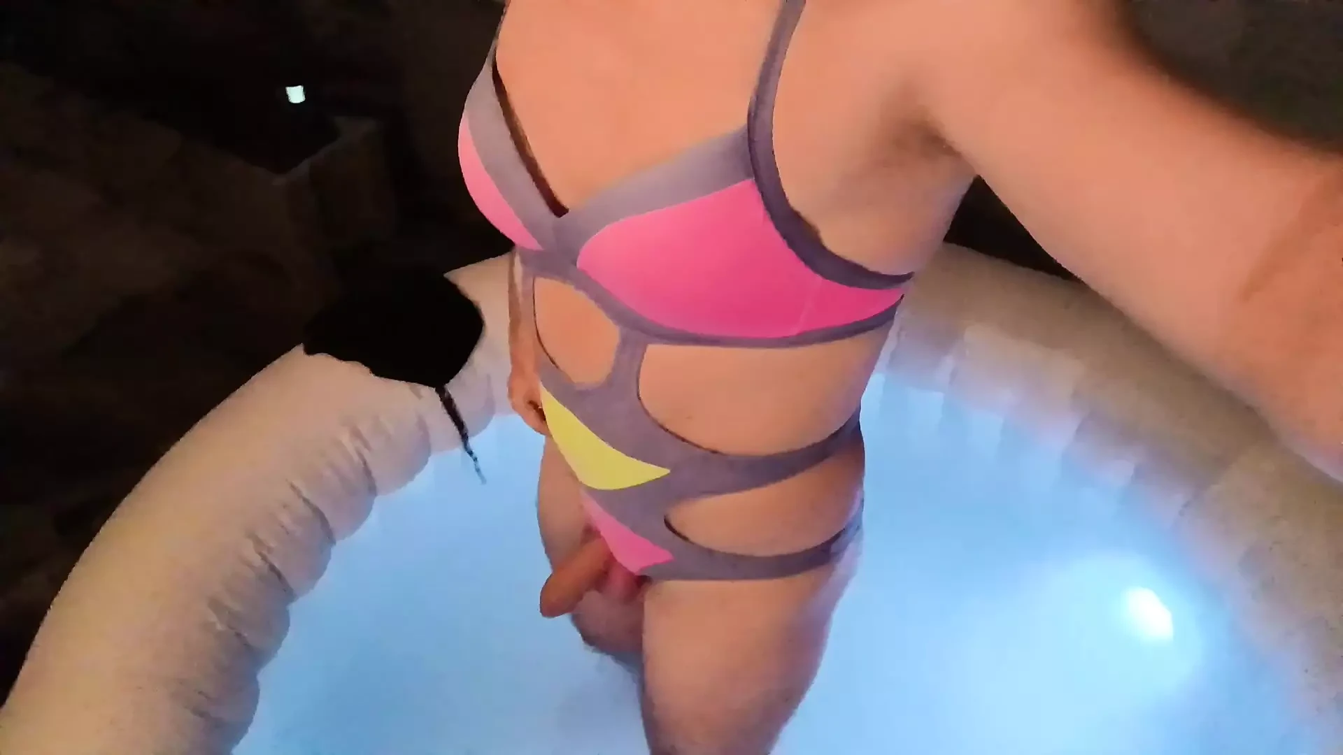 수영장에서 섹시한 수영복을 입은 트란니