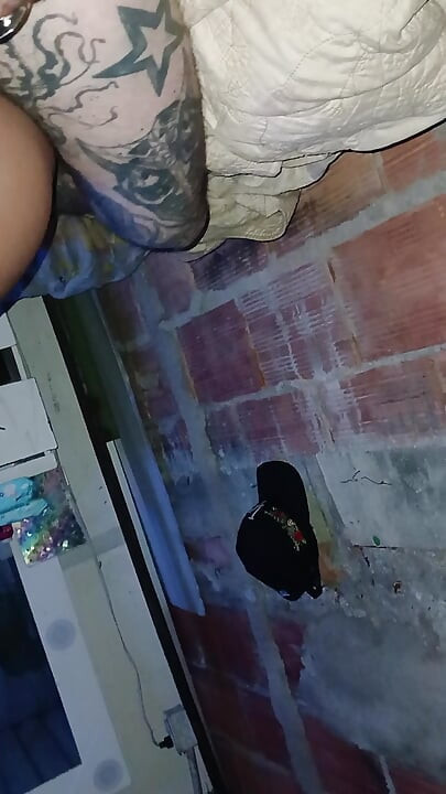 बड़ी गांड वाली Trans मुझे अपनी विशाल गांड से नाचती है और मुझे मेरे लंड को छूने के लिए उत्तेजित करती है