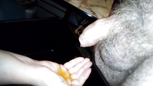 Jen กําลังล้างมือในฉี่ของ John