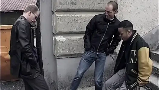 Блондинку трахают трое мужиков в видеомагазине и должен отсосать