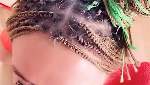 Minyon genç kız tasmasını takıyor ve götünü siktiriyor