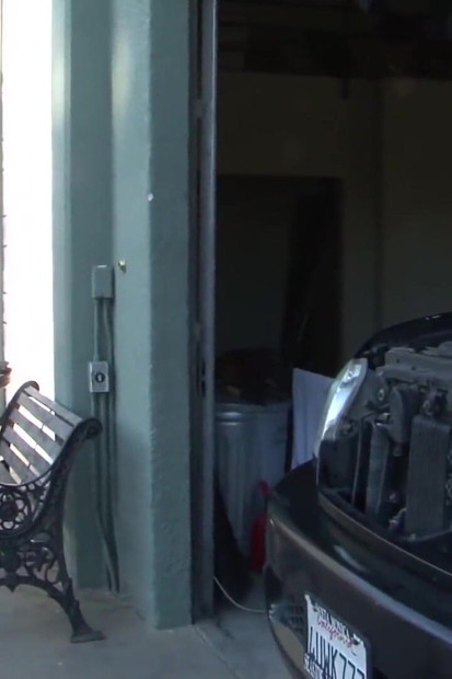 Lesbe wartet in einem kaputten auto