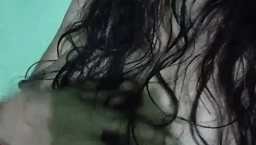 Allein mädchen fingert muschi-leck