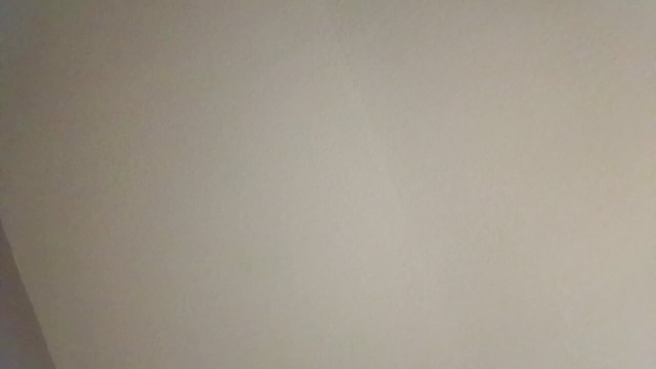 Iso valkoinen muna pienessä isossa pellisessä valkoisessa tytössä
