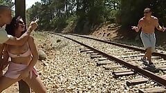 Das atemberaubende französische schätzchen wird von zwei typen auf der eisenbahn gefickt