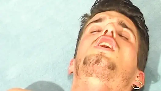 Она идеальная крошка из Германии, которая здесь, чтобы трахнуть ее задницу