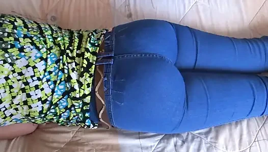 Üvey oğul üvey anneden onu sikmesi için mastürbasyon istiyor ve o kabul ediyor