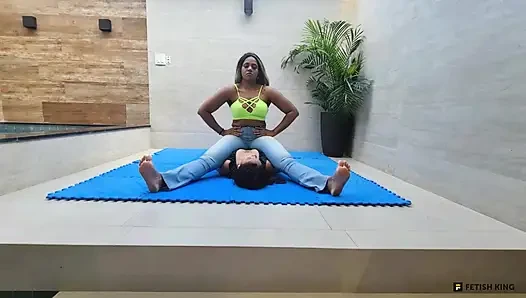 Lebian lagi asik dudukin dada - lebian dengan kaki dan otot yang kuat lagi asik