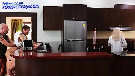 Üvey kızıyla neredeyse sürpriz anal dölleme yakalanıyor