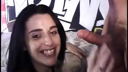 Vollbusige tätowierte brünette wird hart gefickt, bekommt eine heiße ladung auf ihr gesicht