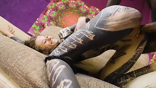 Stark tätowiertes mädchen nimmt hart anal, während sie roh gefickt wird