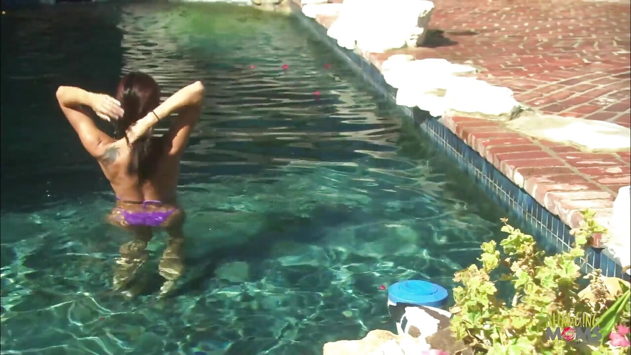 Muhteşem komşusunu üstsüz güneşlenirken görmek onun sulu amını yemek istemesine neden oldu