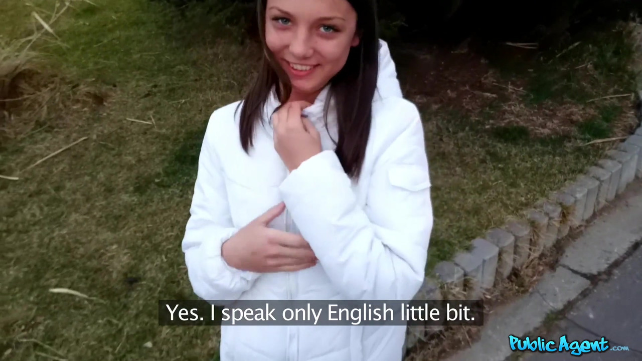 PublicAgent - 身材紧致娇小的年轻大学女郎在酒店房间里体验她的第一次大鸡巴