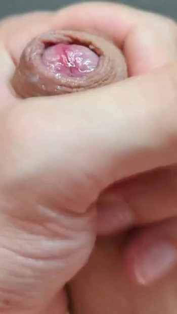 Un potente momento da "DOMINANTE parolaccia per servire e masturbarsi fino alla sborrata da parte di ASMR VOCE maschile con primo piano cazzo punto di vista"