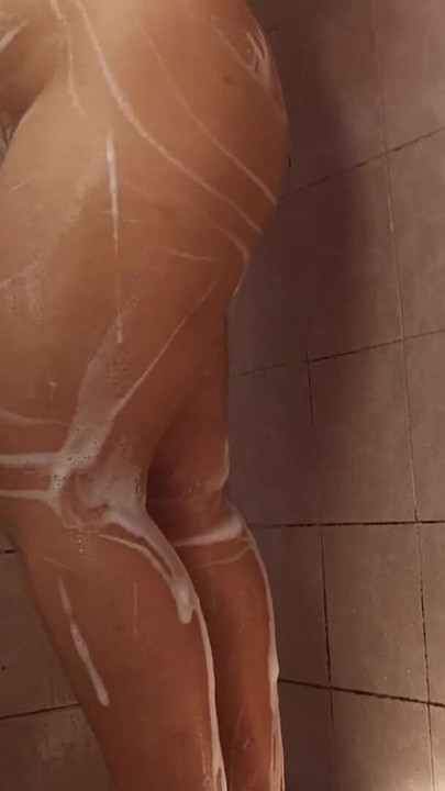 Brineta sa velikim dupetom se tušira | Klip 1