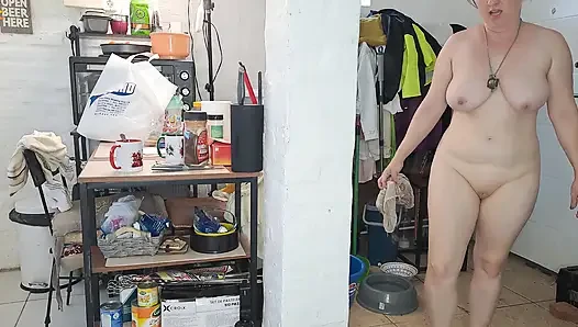 Asli asli pembersihan dapur: pasangan bugil lagi cuci lantai