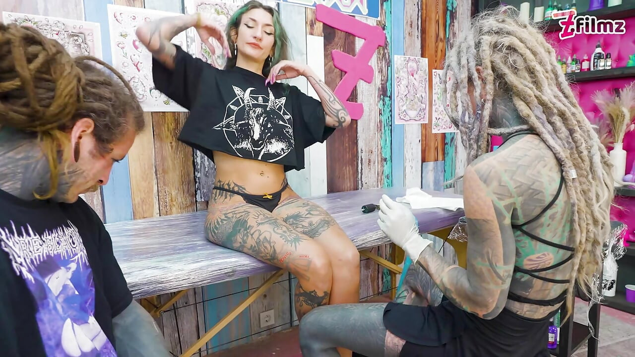 Tatueringslärling och hennes kund knullas ANAL under TATUERINGssession