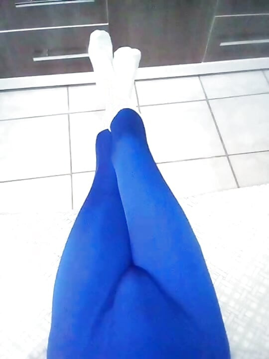집에서 파란 Zentai 코스튬과 양말을 입고 즐기는 장면