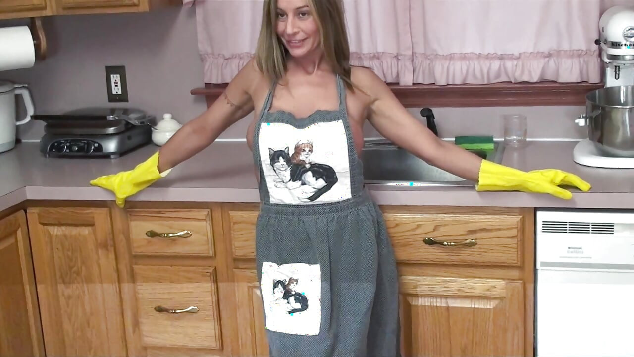 Mamă sexy care face o pauză de la prepararea vaselor