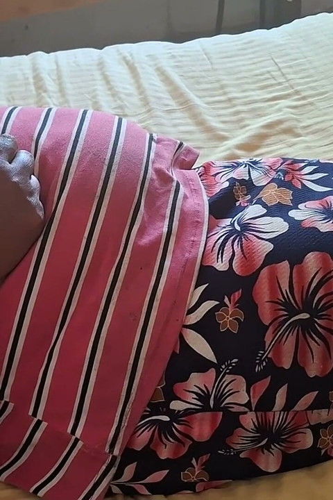 熟女继母在床上休息