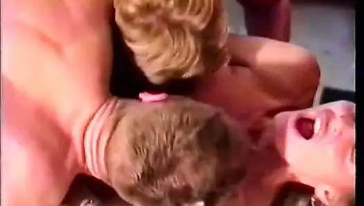 Cewek sange rambut cokelat dan cowok bejat nyepong satu kontol di lemari dapur