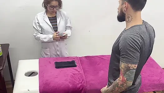 Camila Saugte, Bis Er Ganz in Seinen Mund Kam, Während Der Entspannenden Massage, Die Tantrisch Wurde