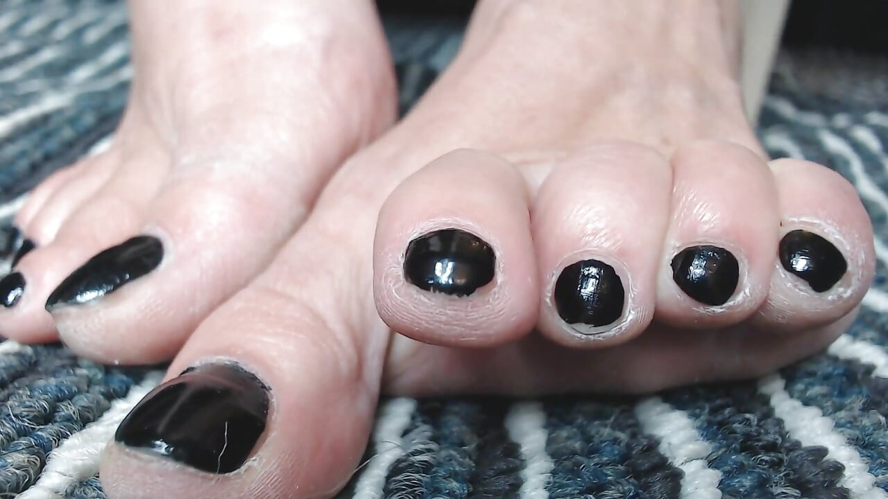Detailní záběr na černé nehty
