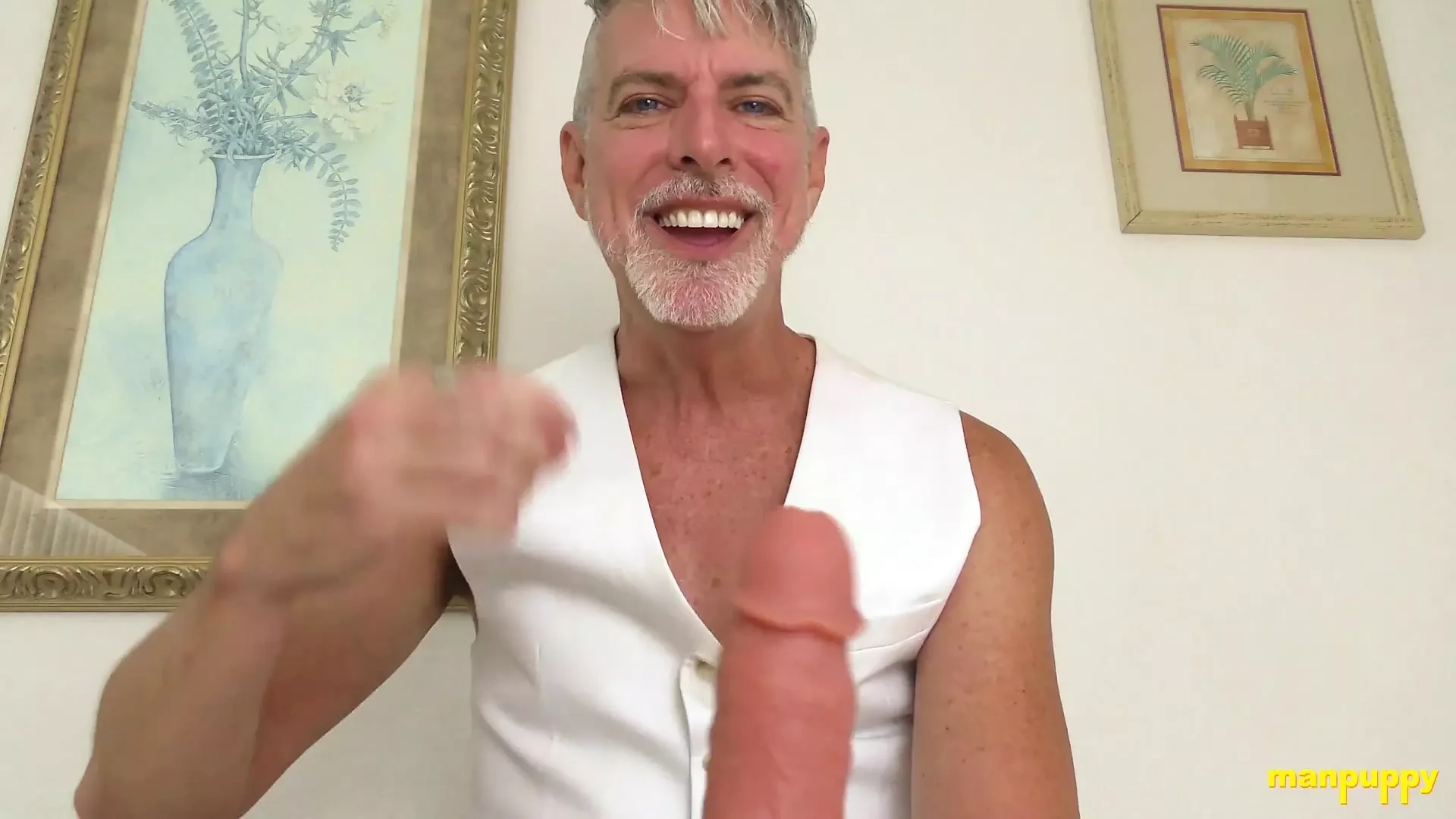 Manpuppy: DILF Richard Lennox memegang batang besar untuk melancap di apartmennya selepas bermain kelab