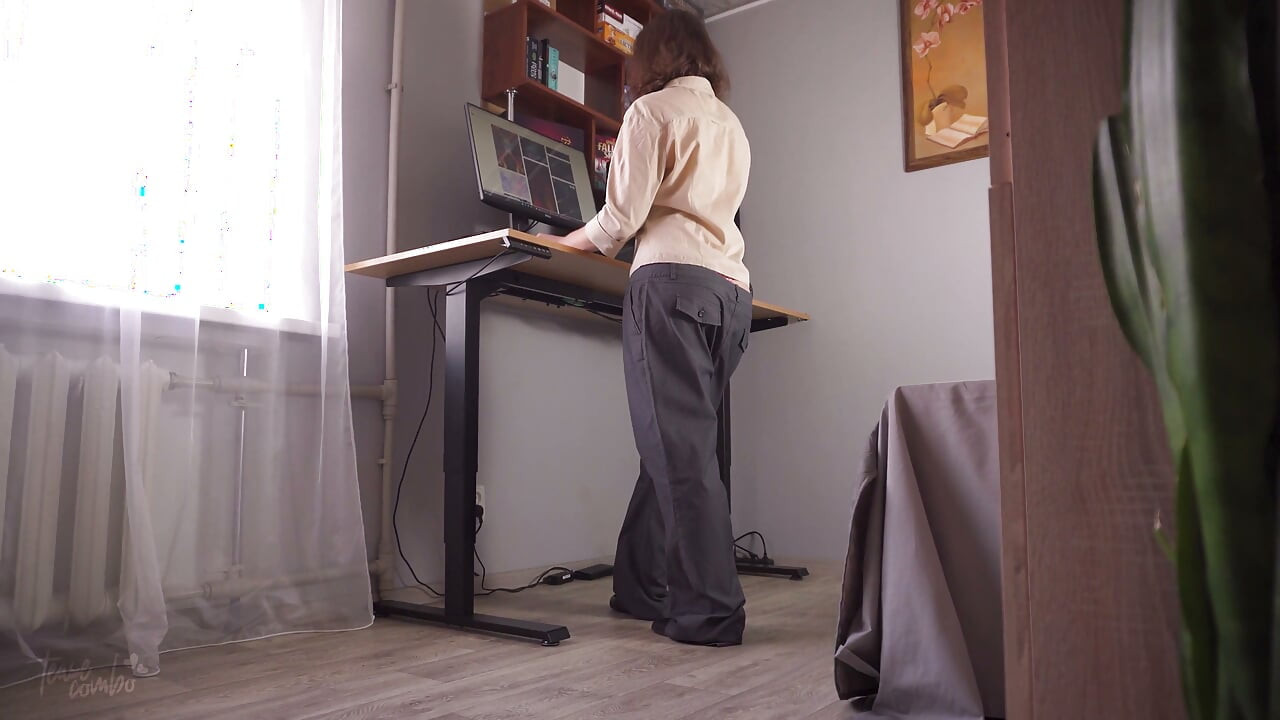 Pantalonii colegilor cad la locul de muncă în dezastru