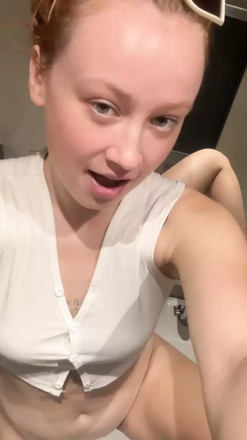 在商店厕所的水槽里撒尿！危险的公共厕所撒尿